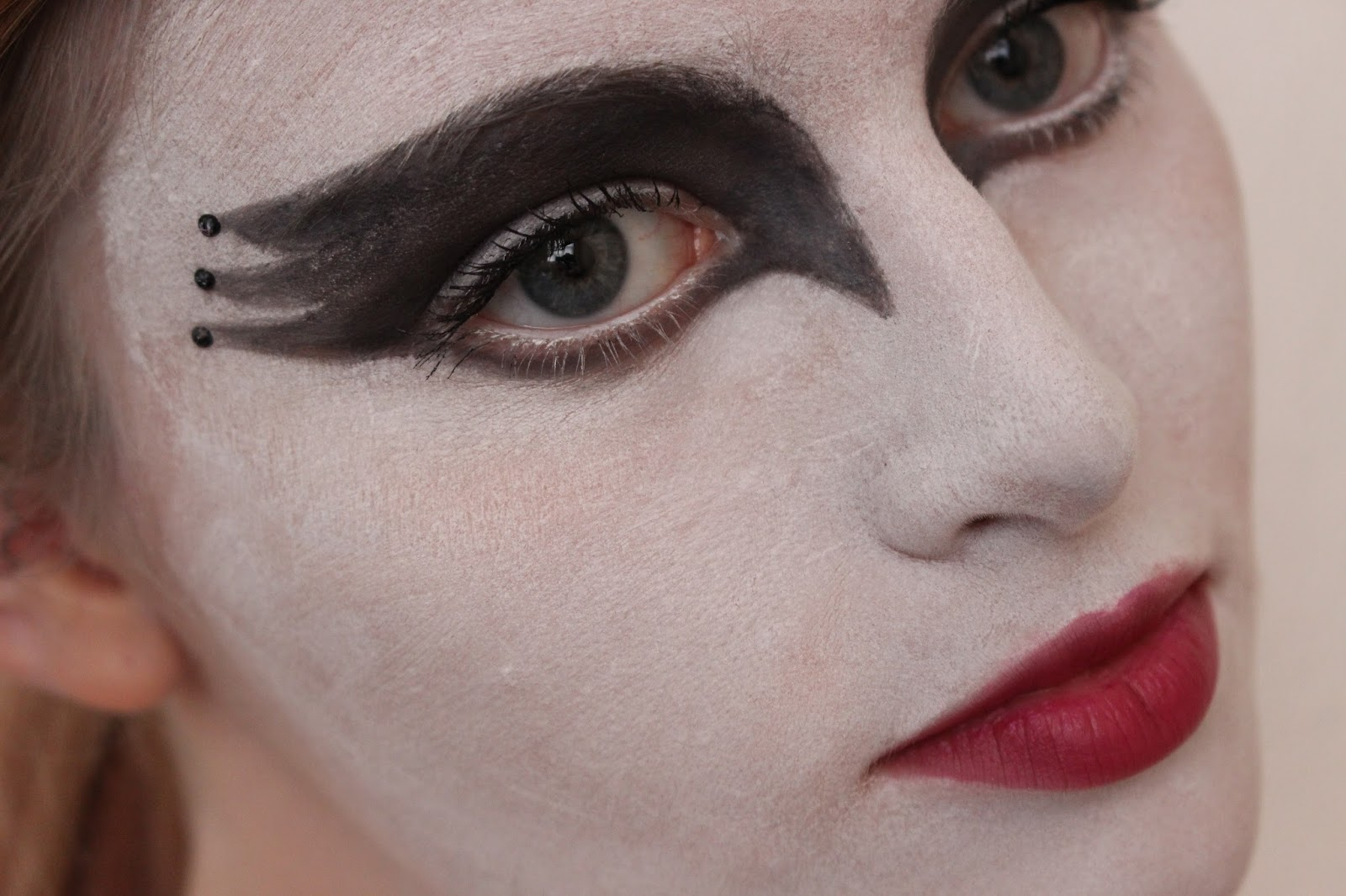Black Swan Eye Makeup Black Swan Halloween Makeup Look The Frankie Edition