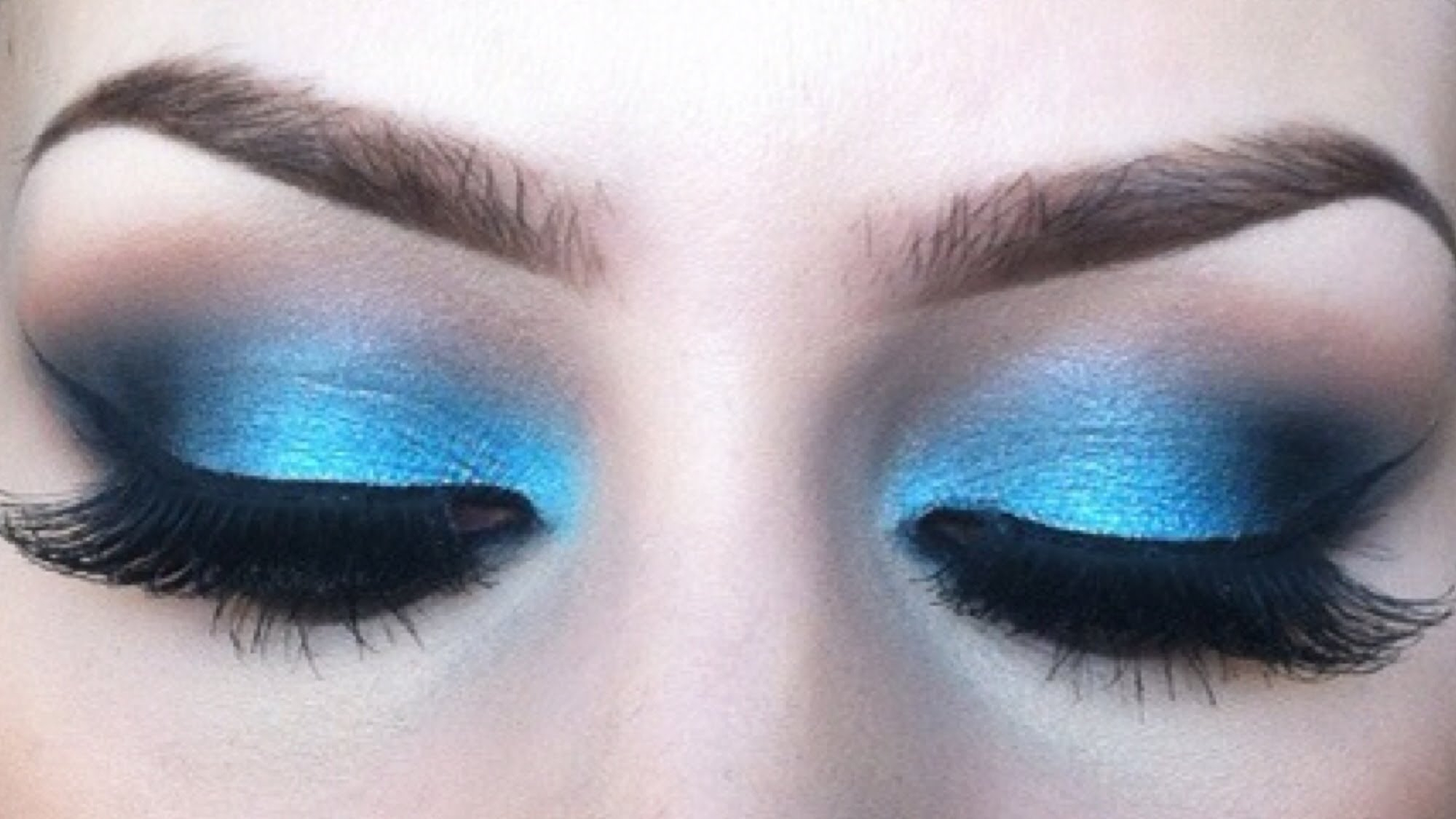 Blue Cat Eye Makeup Blue And White Eye Makeup Cat Eye Makeup Makeup Trends Makeup Trends