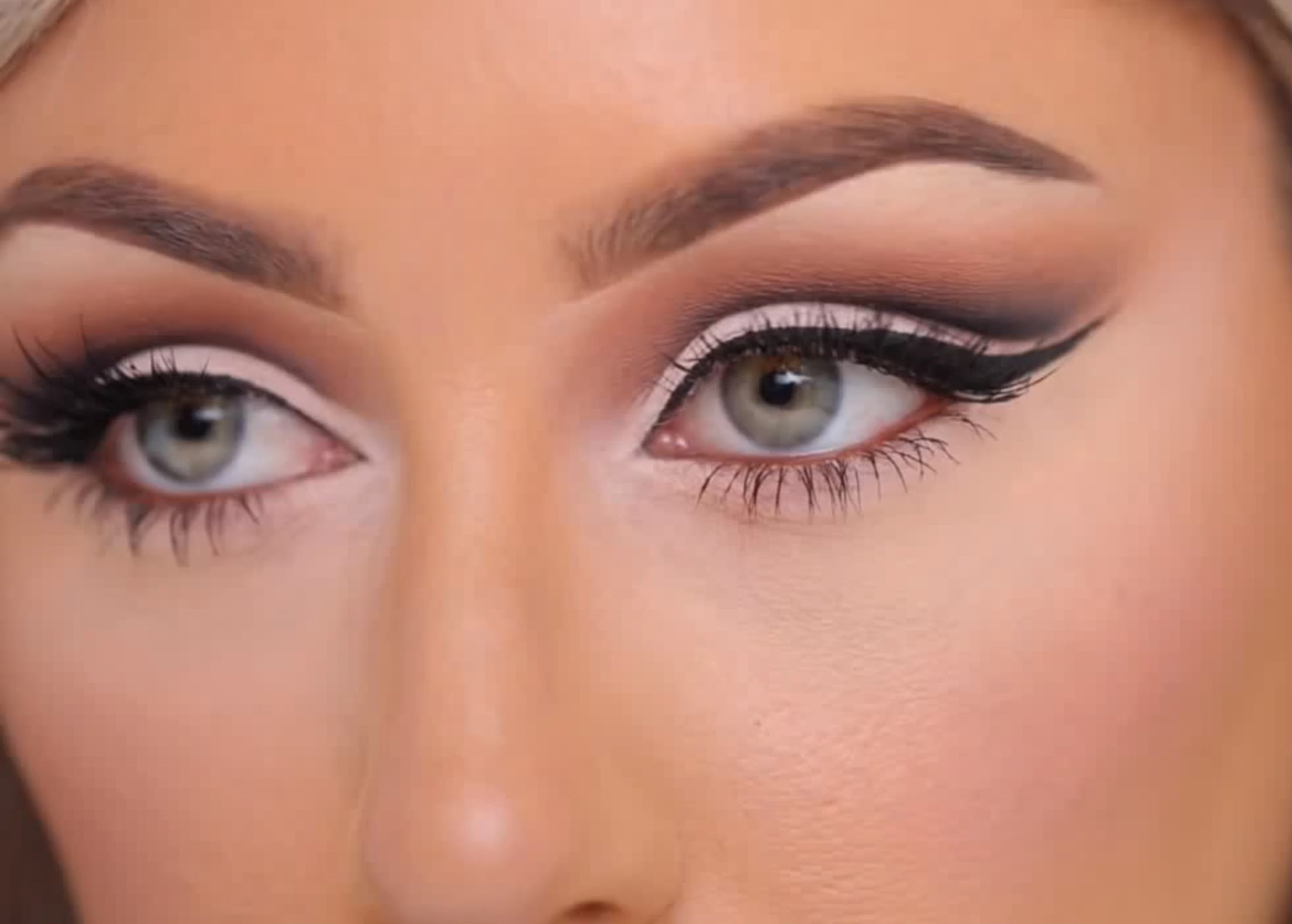 Cut Crease Eye Makeup How To Create A Cut Crease With Eyeshadow So Your Eyes Look Bigger