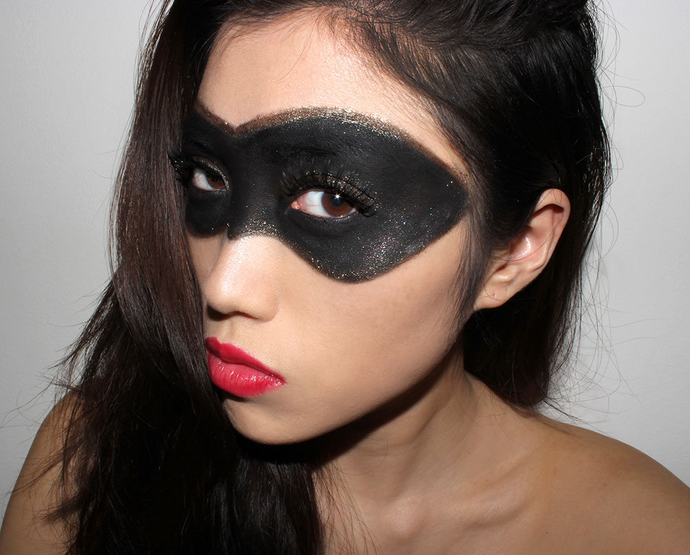 Eye Makeup Under Mask Halloween Makeup Ideas Superhero Black Gold Mask With Red Lips