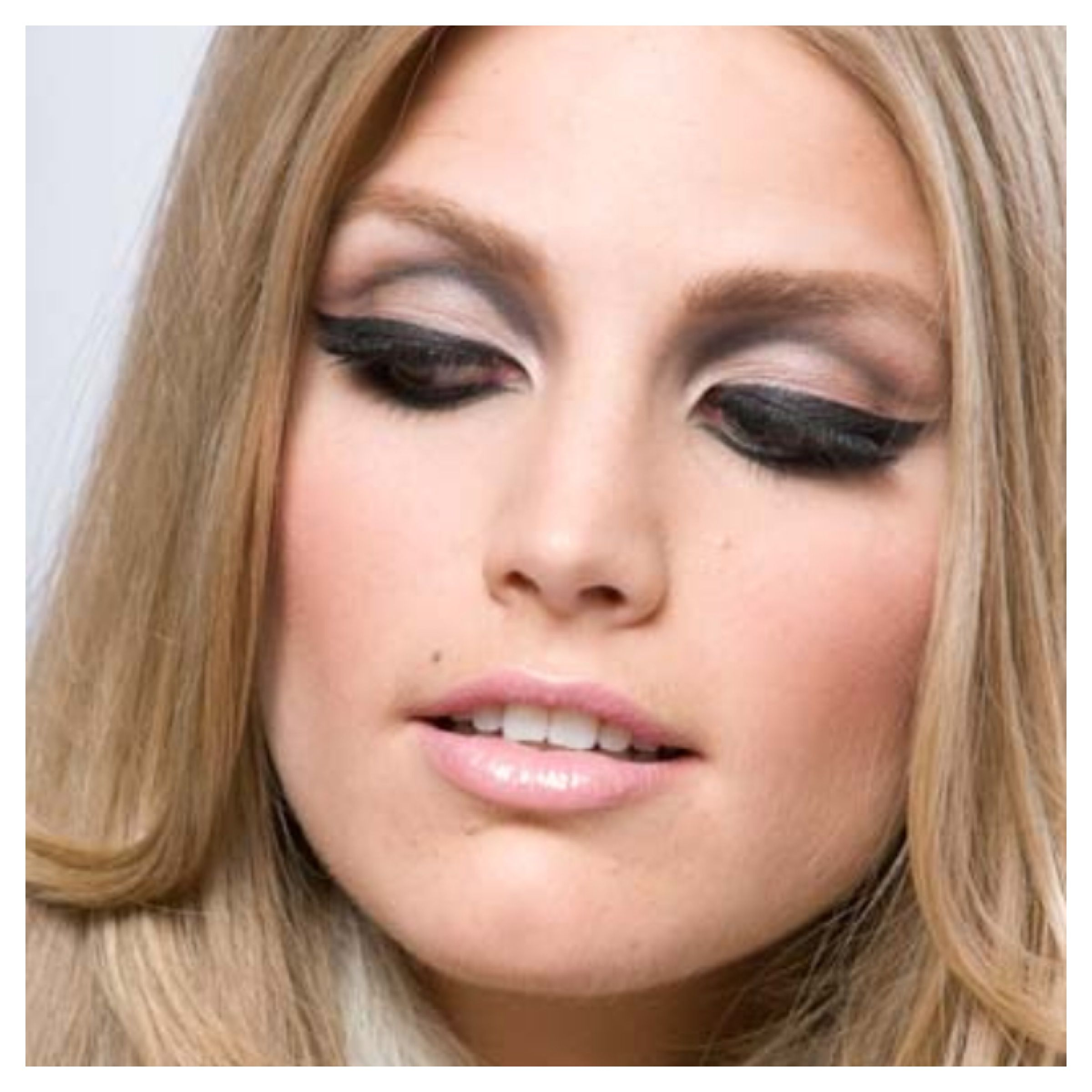 Heavy Eye Makeup 60s Make Upheavy Eye Make Up Nude Lips Makeup Pinterest