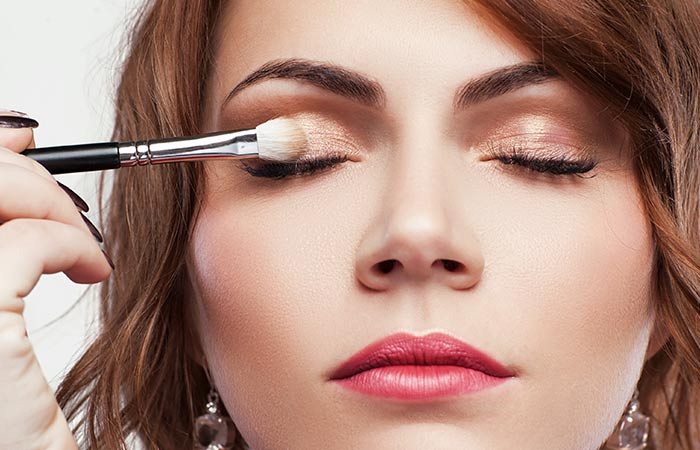 How To Apply Eye Makeup To Small Eyes 11 Magical Makeup Tricks That Make Your Small Eyes Look Bigger