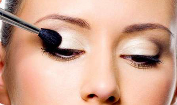 How To Apply Eye Makeup To Small Eyes Makeup Tips For Small Eyes Make Them Look Bigger