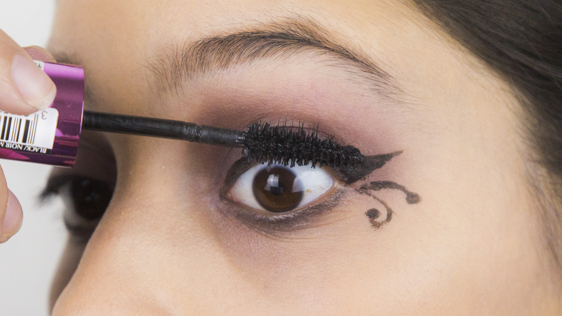 How To Apply Eye Makeup With Pictures 3 Ways To Apply Gothic Eye Makeup Wikihow