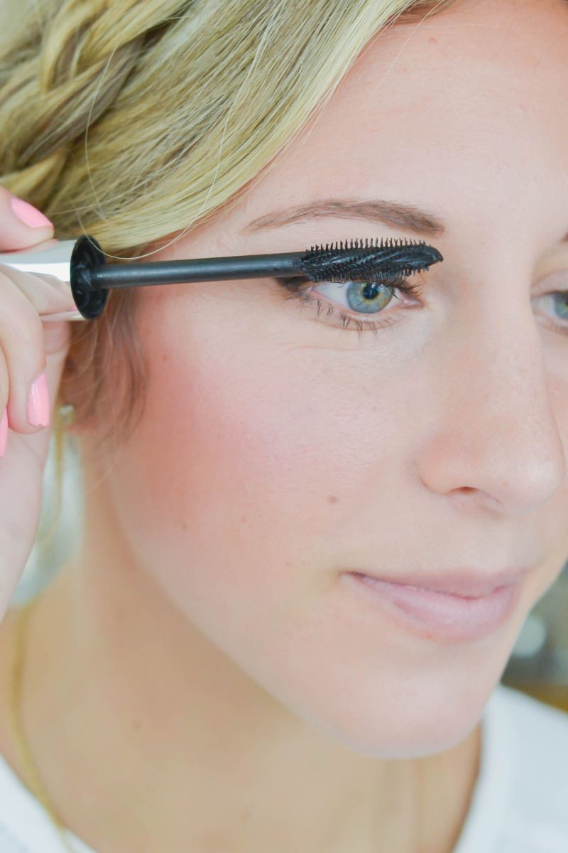 How To Do Cat Eye Makeup 6 Steps To The Perfect Cat Eye The Everygirl