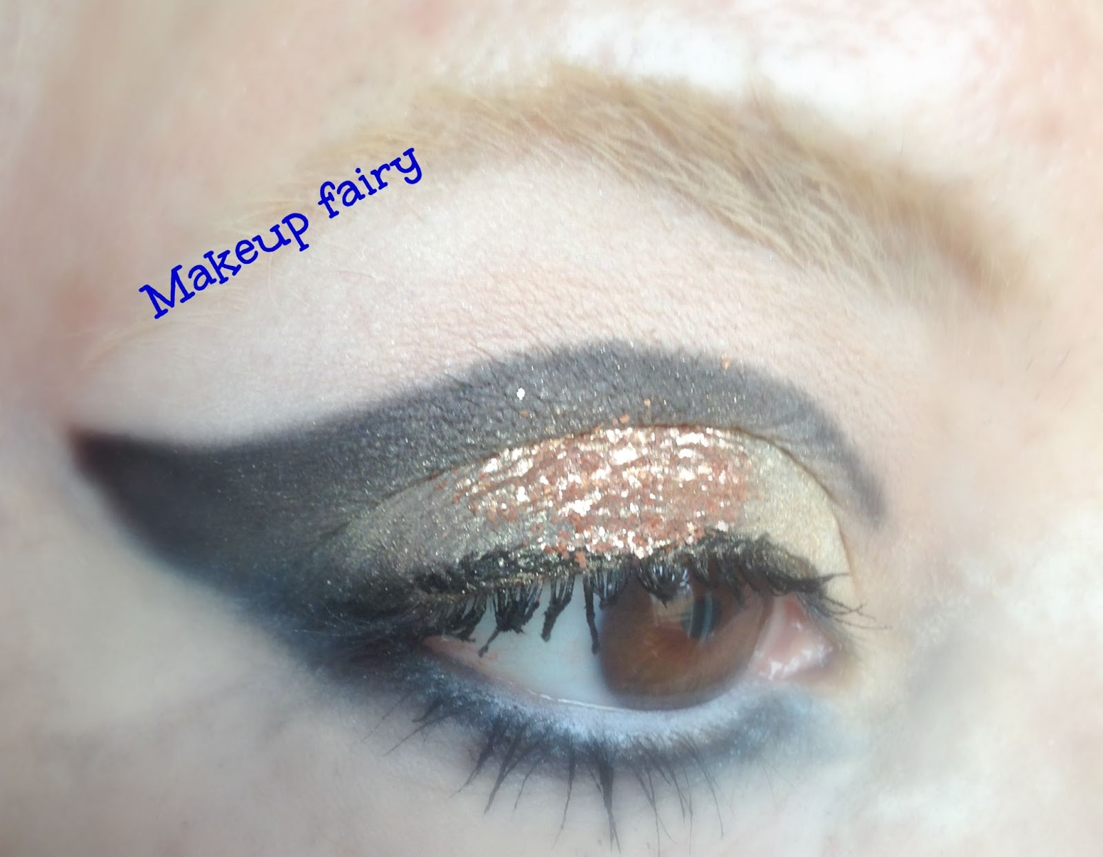 Sparkly Eye Makeup Tinklesmakeup Eye Makeup Look Black And Sparkly Gold Cut Crease